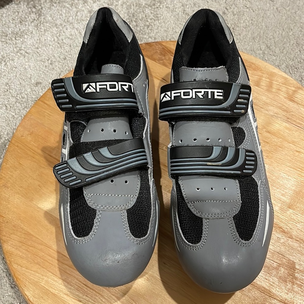 Bicycle shoes to clip on pedal